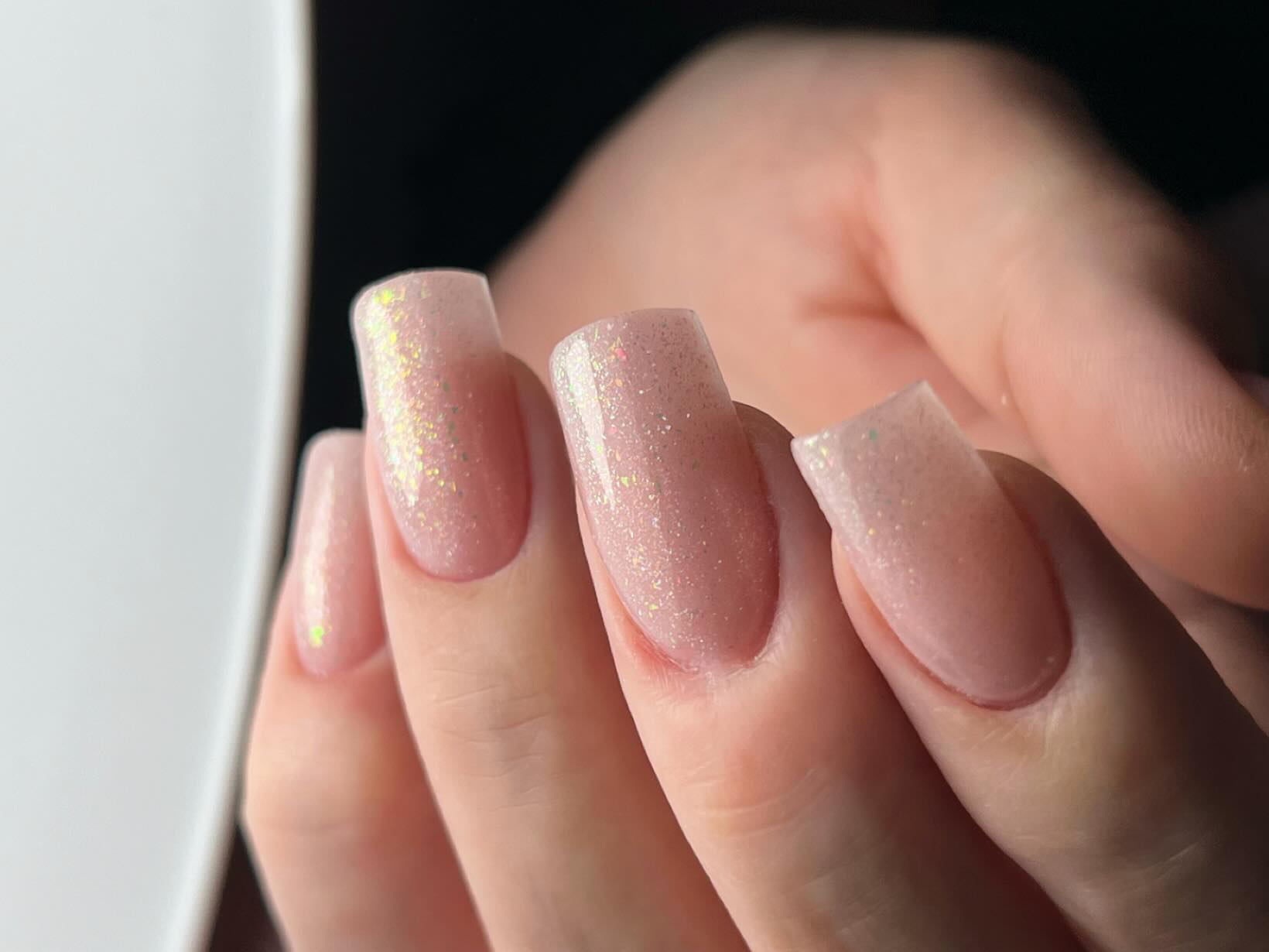 Manicure z brokatem